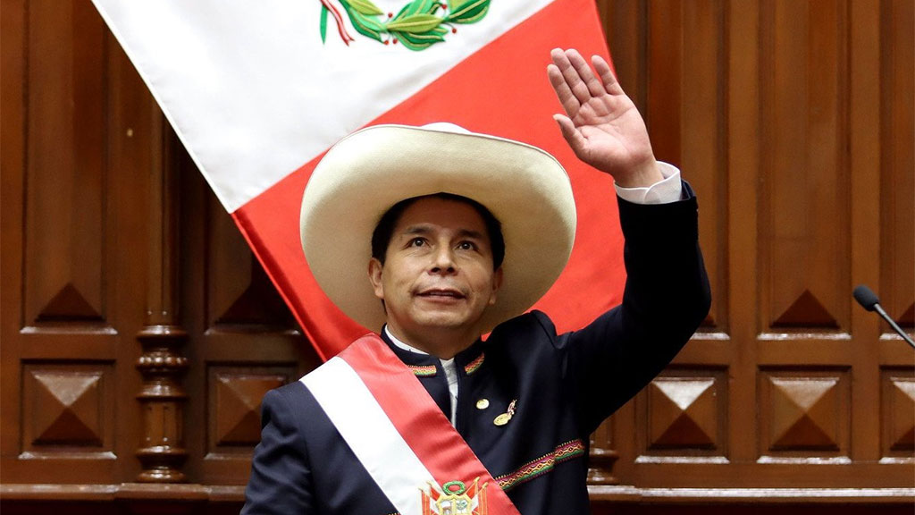 Pedro Castillo asume la presidencia de Perú