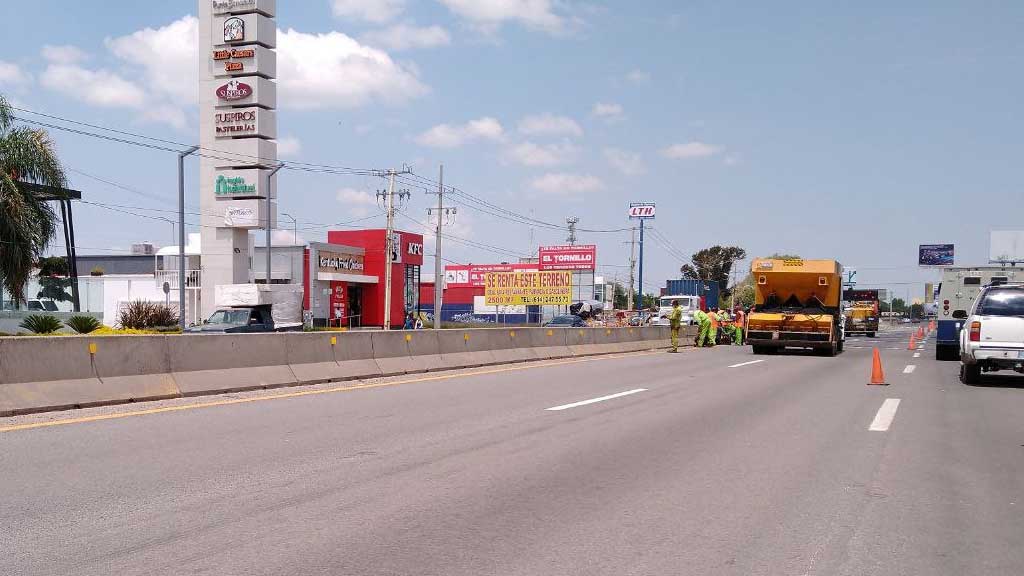 Cierran carriles en la Silao-León por la colocación de reductores de velocidad