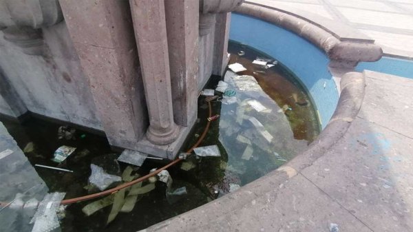 Basura invade fuente de Plaza Miguel Hidalgo, en pleno centro de Salamanca