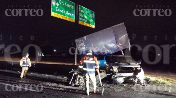 Se salva de milagro tras chocar contra muro en carretera Silao-Guanajuato