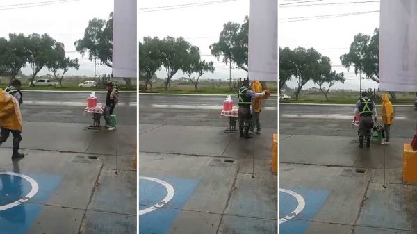 Tránsito cumple su buena acción del día: regala su impermeable a joven tamalero