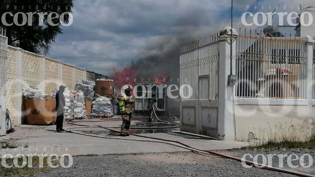 Fuerte incendio consume recicladora en San José Iturbide