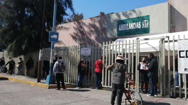 Batallan estudiantes en Guanajuato con el trámite para afiliarse al IMSS