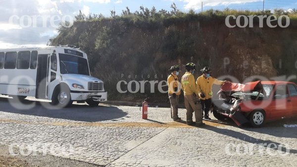 Camión de personal impacta a familia en camino a Cristo Rey; hay cinco heridos