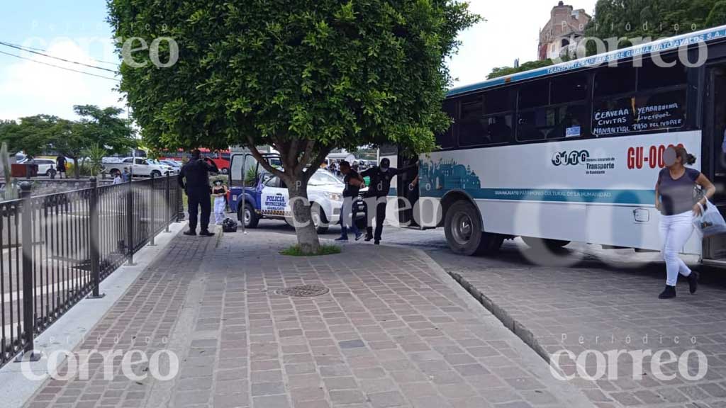 Detienen a hombre drogado por acosar en transporte público de Guanajuato capital