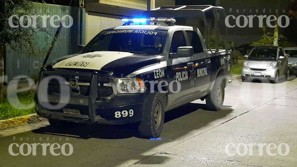 Mujer ebria atropella y lesiona a una oficial de Policía en León al detenerla