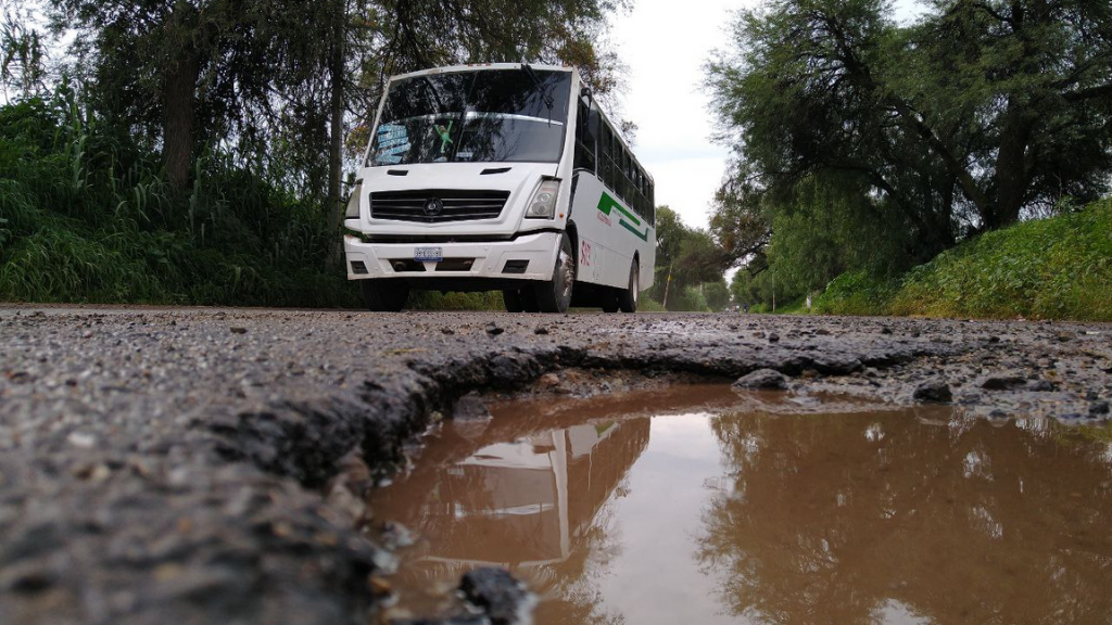 Piden atender problema de baches en comunidad de Silao