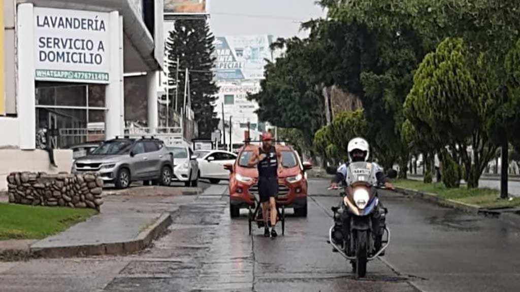 El Forrest Gump de la vida real llega a León; un paso más en su recorrido por el continente