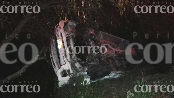 Volcadura de camioneta de personal en San José Iturbide deja 4 heridos