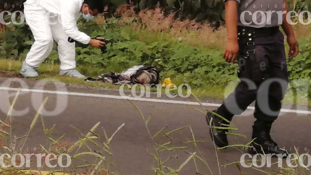 Abandonan cadáver maniatado sobre el libramiento de Yuriria