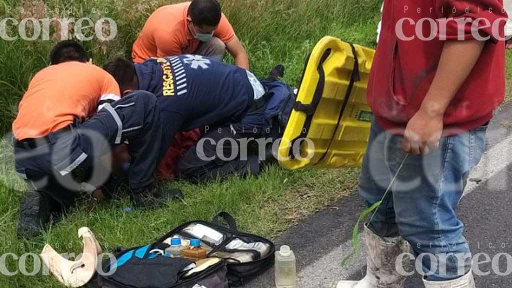 Acámbaro: joven cae de tractor y este lo arrolla; queda herido