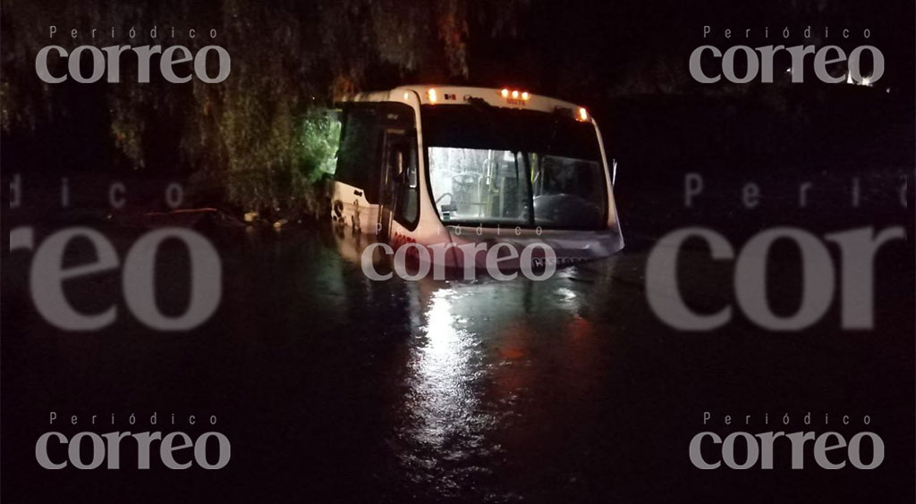 Inundación deja a tres personas varadas en paso a desnivel de León