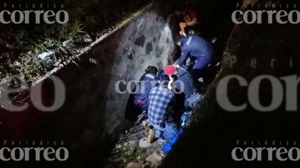 Rescatan a hombre que cayó a zanja de puente pluvial en San José Iturbide