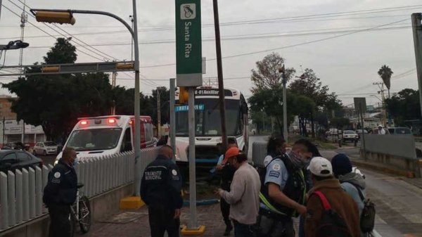 Choca camión del transporte público de León en terminal Santa Rita