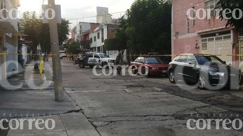 Ataque contra automovilista provoca choque en León; víctima queda grave