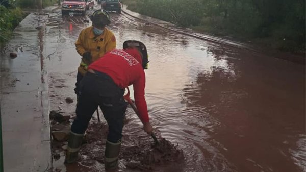 Atienden reportes de inundaciones por lluvias en Guanajuato capital