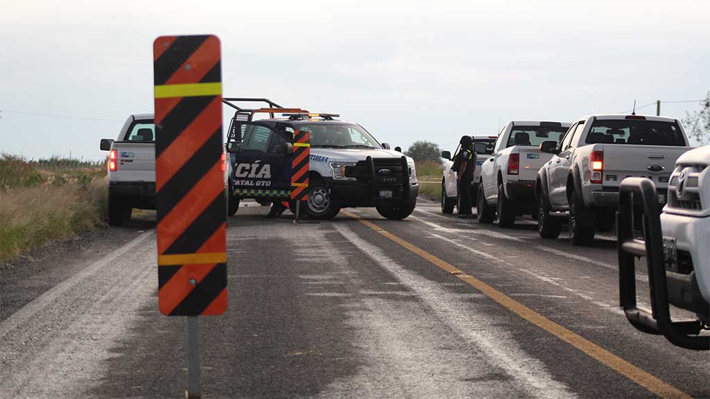 Se abre gigantesco hoyo en carretera Puerto Interior-Romita; cierran circulación