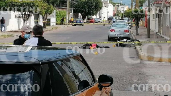 Autobús choca contra motociclistas en Celaya; mujer muere