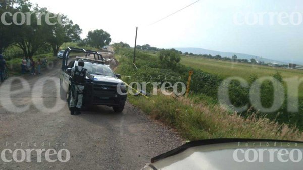 Joven derrapa su moto en camino de terracería en Salamanca y pierde la vida