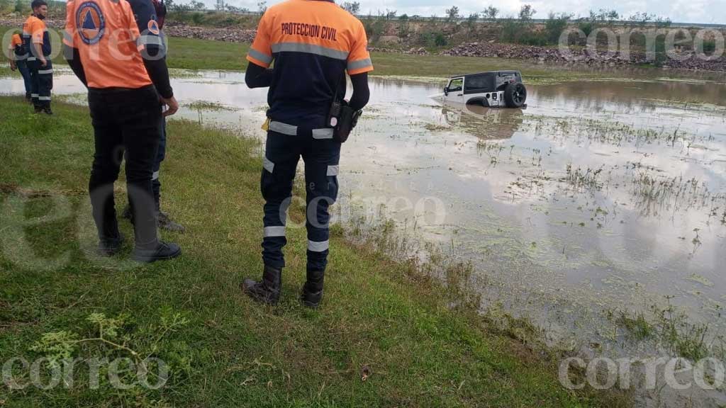 Rescatan a menores con hipotermia; quedaron varados con su familia en la presa del Barrial