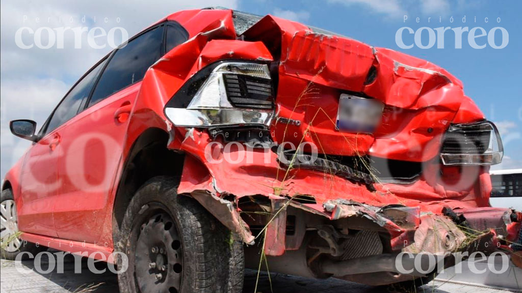 Trailero impacta a auto sobre la Apaseo el Grande-Celaya y huye