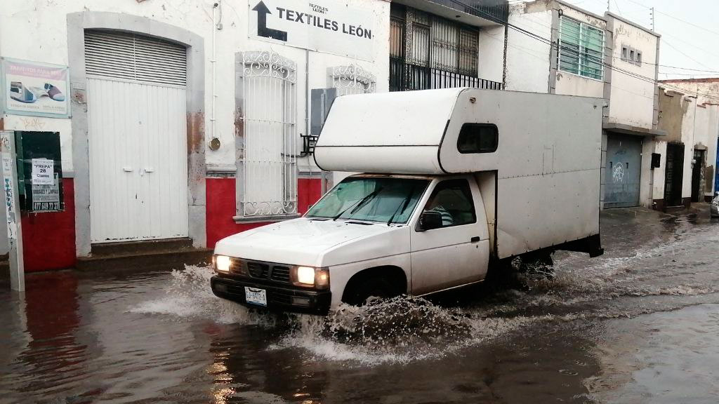 Postes, árboles y bardas caen ante lluvias en León; son muchas las afectaciones