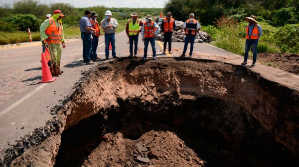 Descartan falla geológica en socavón de la carretera Manuel Doblado-Cuerámaro