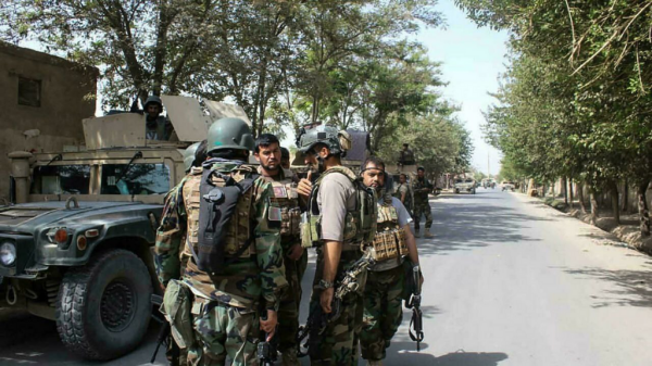 Empeora crisis en Afganistán, talibanes acechan Kabul