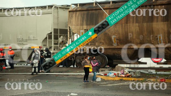 Trailer intenta ganarle paso al tren en León; deja 4 heridos y cuantiosos daños