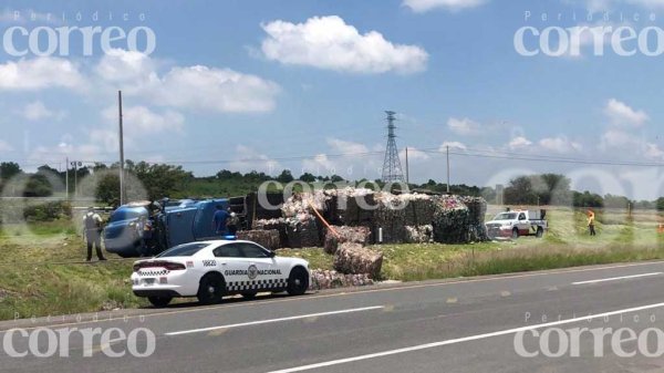 Tráiler que transportaba PET vuelca sobre la Salamanca-León; el conductor salió ileso