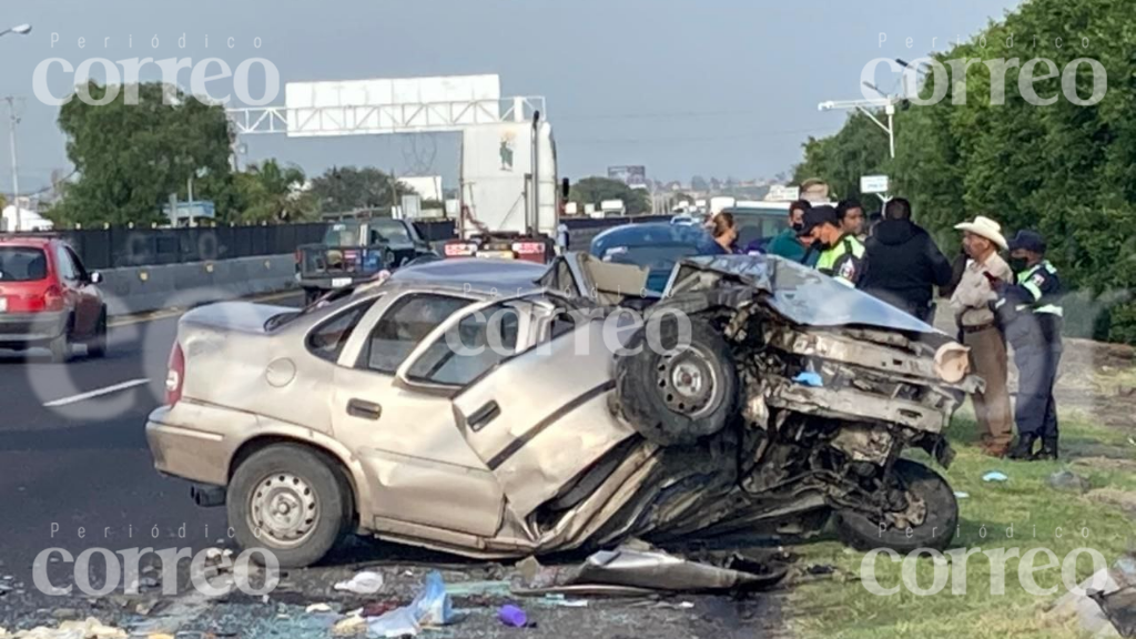 Se impactan contra señalamiento de Guanajuato y el copiloto muere