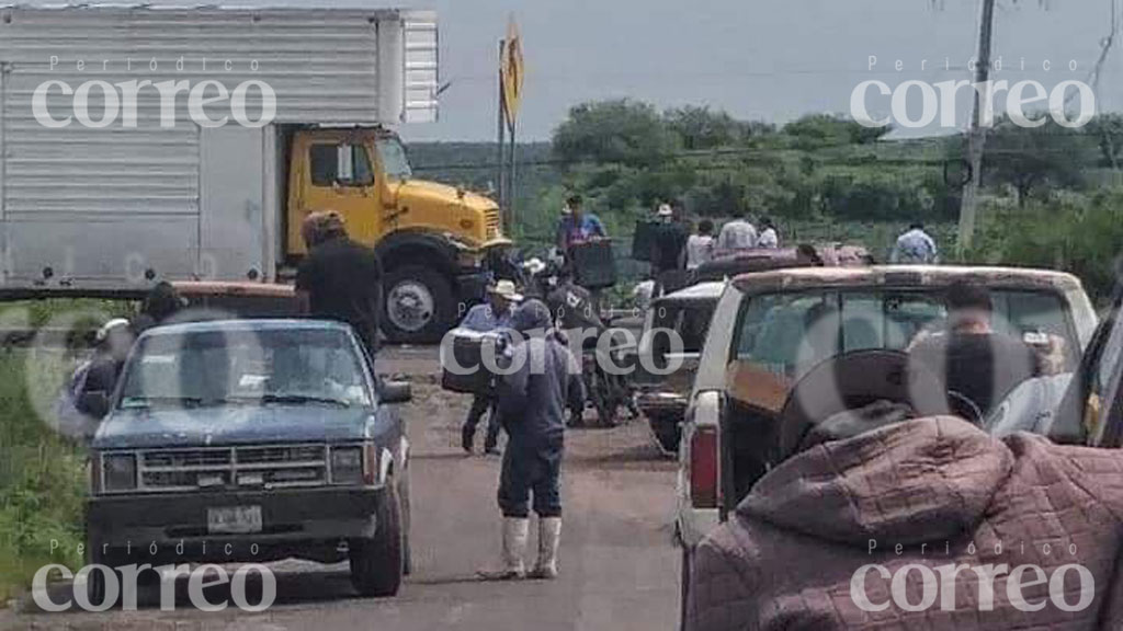 Saquean camión de carnes frías tras volcar en carretera de Pénjamo