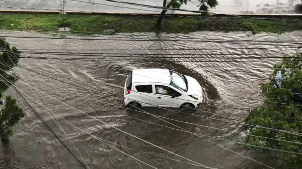 De arroyos viales a ríos, así cambia el paisaje de León y Silao con las lluvias (Fotos)