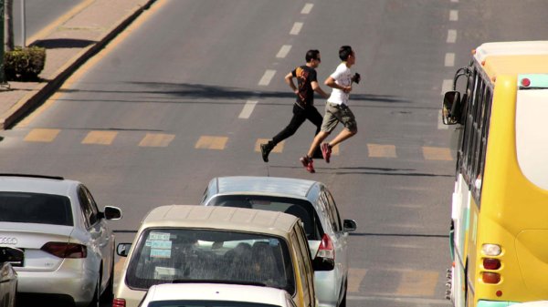 Analizan poner más semáforos en Celaya… pero ni respetan los existentes