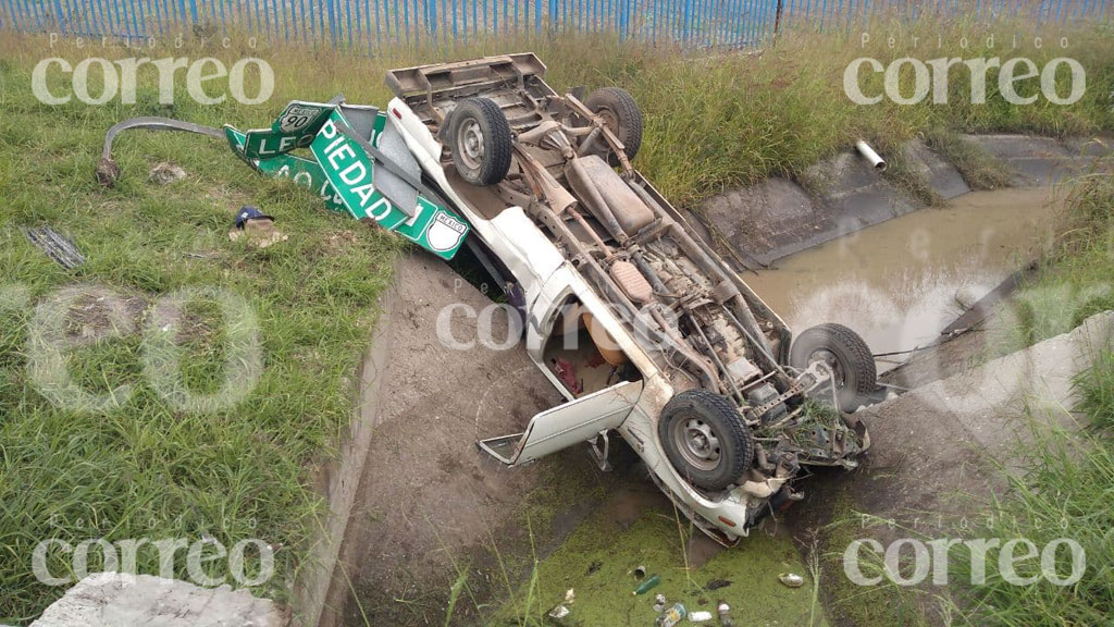 Vuelca conductor en carretera Irapuato-Abasolo tras quedarse dormido