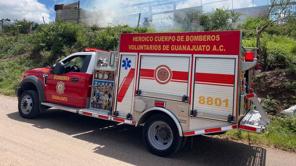 Se incendia casa de lámina en cerro de San Miguel de Guanajuato capital