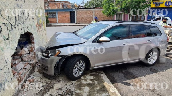 Irapuato: Conductor choca y destruye la barda de una casa en La Moderna