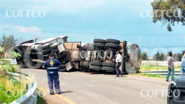 Vuelca trailer con combustible sobre la Salamanca- Celaya