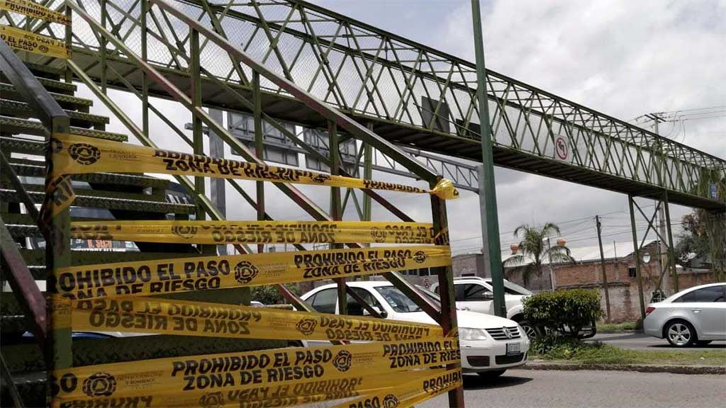 Riesgo al cruzar: sufren por estado de pasos peatonales en Celaya