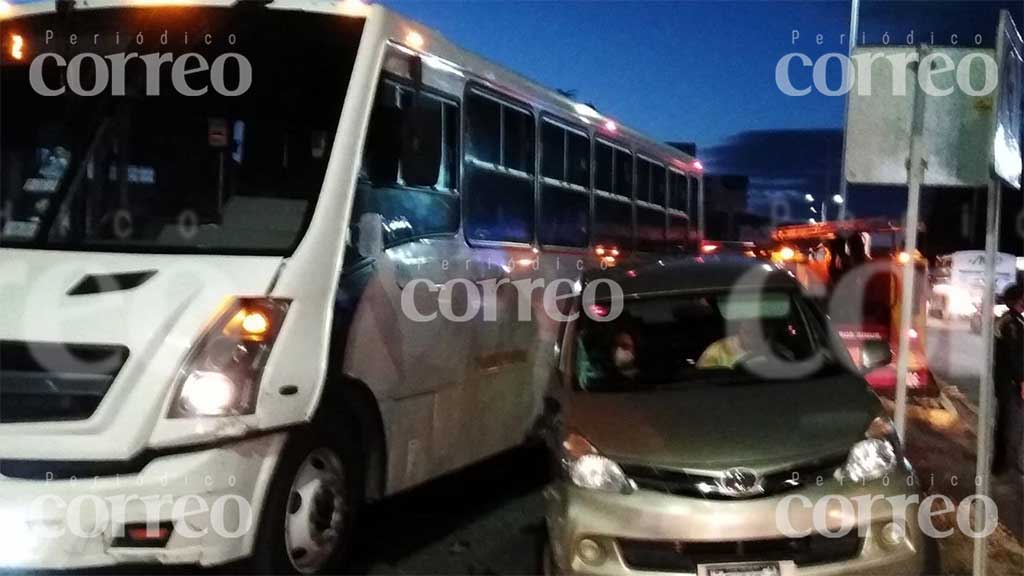 Aparatoso choque de camión de transporte deja a tres lesionados en Guanajuato capital