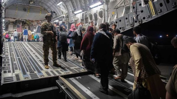 Más de 21 mil evacuados de Kabul entre vuelos de EE.UU. y otros países