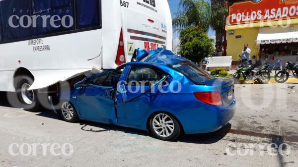 Choca conductor de Guanajuato capital en Silao y queda lesionado