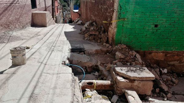 Obra abandonada por Simapag deja callejón de Guanajuato lleno de hoyos