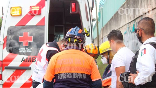 Hombre se electrocuta y cae de poste en la Esfuerzo Obrero, en Irapuato