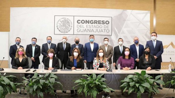 Capacitan a diputados en materia parlamentaria y administrativa en el Congreso