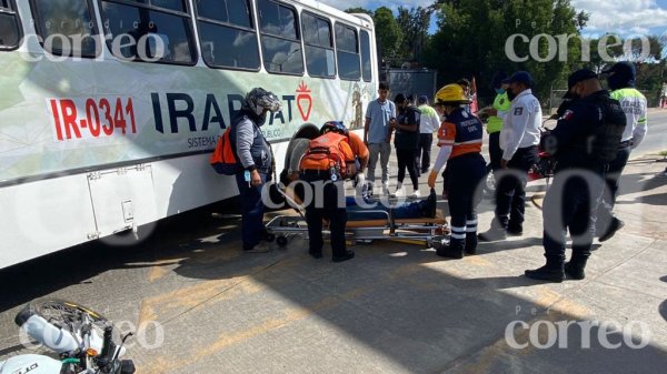 Motociclista queda bajo un camión de Irapuato al intentar esquivarlo