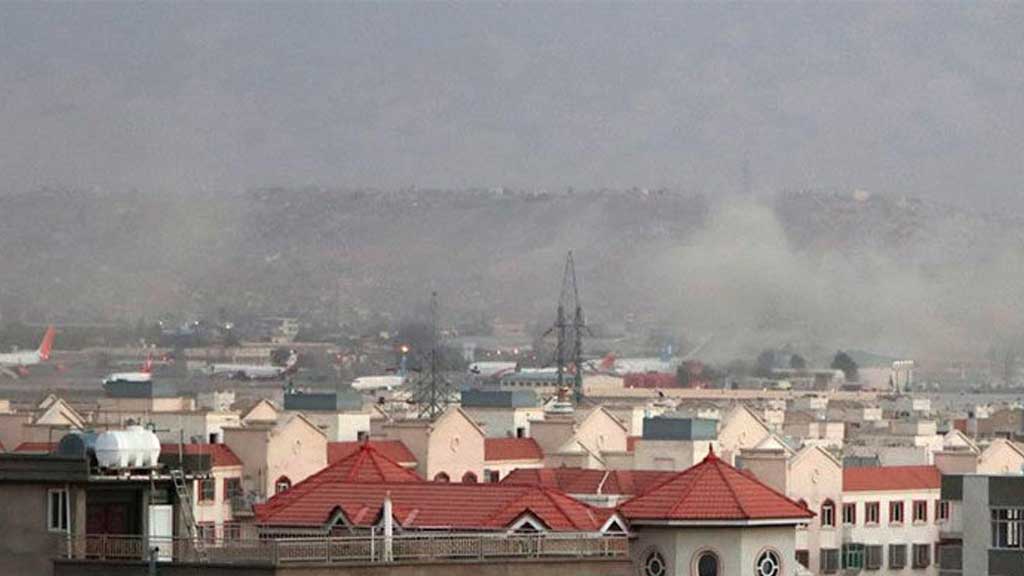 Más de 60 muertos tras el doble atentado en el aeropuerto de Kabul; ISIS se adjudica uno