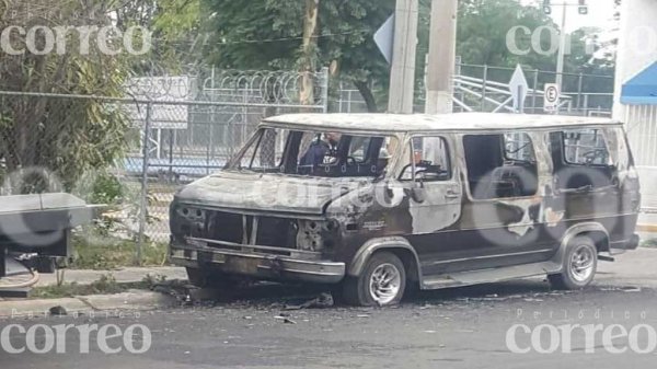 Alerta a celayenses el incendio de una camioneta a metros de la parroquia San Pedro