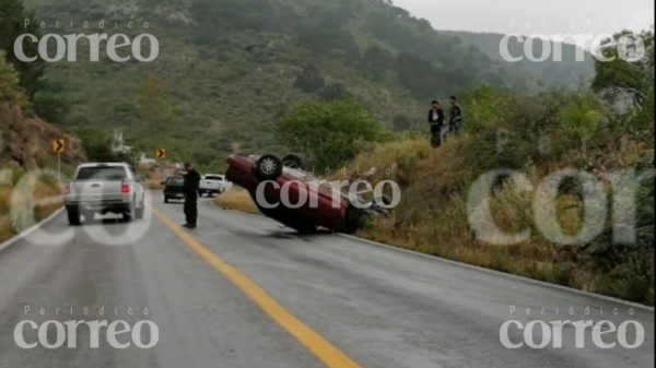 Hombre vuelca en su auto sobre la carretera Tierra Blanca-Santa Catarina