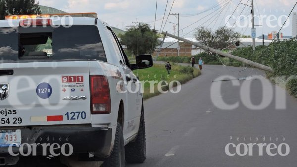 Chofer pierde el control del camión y choca con poste de luz en Irapuato